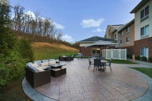 een patio met een bank, stoelen en een tafel bij Fairfield Inn & Suites by Marriott Marietta in Marietta