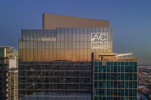 um grande edifício com um sinal de propriedades AC em AC Hotel by Marriott Downtown Los Angeles em Los Angeles