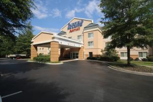 a front view of a hotel with a parking lot at Fairfield Inn & Suites by Marriott Aiken in Aiken