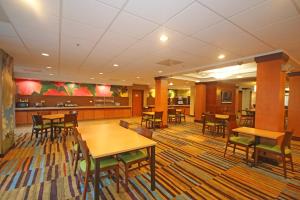 ห้องอาหารหรือที่รับประทานอาหารของ Fairfield Inn & Suites by Marriott Aiken