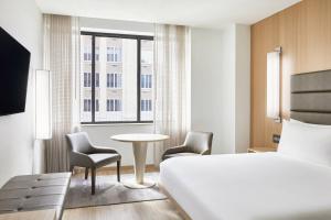 Postel nebo postele na pokoji v ubytování AC Hotel Houston Downtown