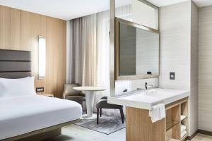 Postel nebo postele na pokoji v ubytování AC Hotel Houston Downtown