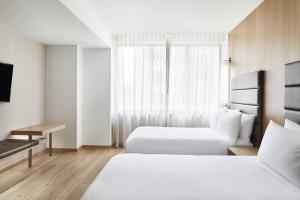 Postel nebo postele na pokoji v ubytování AC Hotel Houston Downtown
