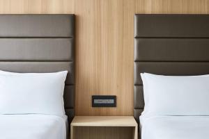 Postel nebo postele na pokoji v ubytování AC Hotel Houston Downtown