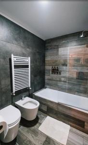La salle de bains est pourvue d'une baignoire, de toilettes et d'un lavabo. dans l'établissement Frente al mar 110 m2, à Monte Hermoso