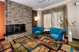 uma sala de estar com cadeiras azuis e uma lareira em Fairfield Inn & Suites by Marriott Dover em Dover