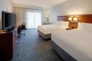 Ένα ή περισσότερα κρεβάτια σε δωμάτιο στο Courtyard Dallas Addison Midway