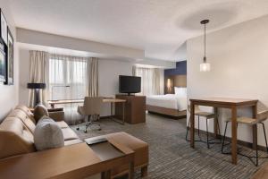 TV a/nebo společenská místnost v ubytování Residence Inn by Marriott Buffalo Galleria Mall