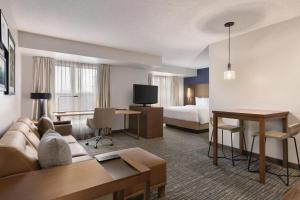 um quarto de hotel com um sofá e uma cama em Residence Inn by Marriott Buffalo Galleria Mall em Cheektowaga