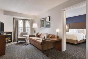 Postel nebo postele na pokoji v ubytování Residence Inn by Marriott Buffalo Galleria Mall