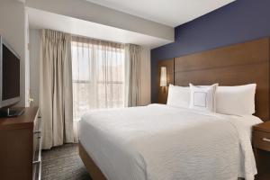 Postel nebo postele na pokoji v ubytování Residence Inn by Marriott Buffalo Galleria Mall