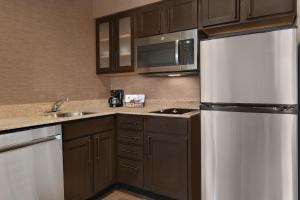 Kuchyň nebo kuchyňský kout v ubytování Residence Inn by Marriott Buffalo Galleria Mall