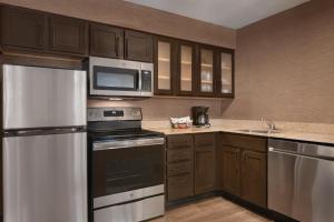 Kuchyň nebo kuchyňský kout v ubytování Residence Inn by Marriott Buffalo Galleria Mall