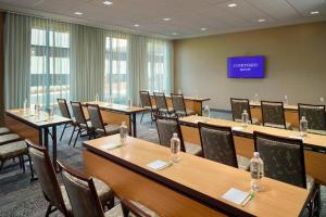 Sala de conferencias con mesas, sillas y TV en Courtyard by Marriott LaGrange, en La Grange