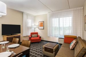 uma sala de estar com um sofá e uma mesa em TownePlace Suites by Marriott Latham Albany Airport em Latham