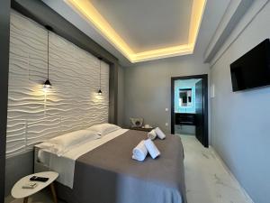 een slaapkamer met een bed met twee handdoeken erop bij Nisos Studio in (( Filaréton ))