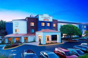 ein Hotel mit auf einem Parkplatz geparkt in der Unterkunft SpringHill Suites by Marriott Atlanta Six Flags in Lithia Springs