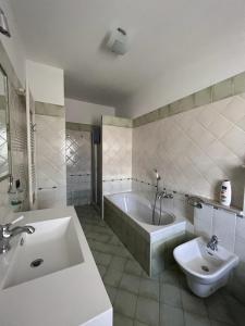 uma casa de banho com uma banheira, um lavatório e um WC. em B&B Nausica em Ripalimosani