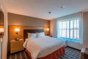ホプキンスビルにあるTownePlace Suites by Marriott Hopkinsvilleの大きなベッドと窓が備わるホテルルームです。