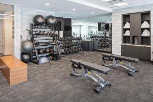 una sala de fitness con máquinas de ejercicio y un gimnasio en Fairfield Inn & Suites Seneca Clemson Univ Area, en Seneca