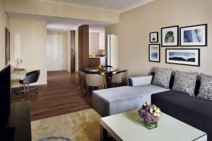 - un salon avec un canapé et une table dans l'établissement Marriott Executive Apartments Downtown, Abu Dhabi, à Abu Dhabi