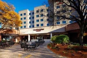 un grupo de mesas y sillas frente a un edificio en Residence Inn by Marriott Secaucus Meadowlands, en Secaucus