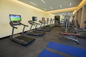 una palestra con una fila di tapis roulant e macchine di Courtyard by Marriott Panama Metromall a Tocumen