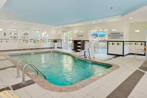 une grande piscine dans le hall de l'hôtel dans l'établissement Fairfield Inn & Suites Cartersville, à Cartersville