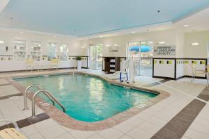 uma grande piscina no átrio do hotel em Fairfield Inn & Suites Cartersville em Cartersville