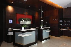 un negozio con due banconi con piante sopra di Courtyard by Marriott Panama Metromall a Tocumen
