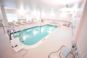 uma grande piscina num quarto de hotel com cadeiras em Fairfield Inn and Suites by Marriott South Boston em South Boston