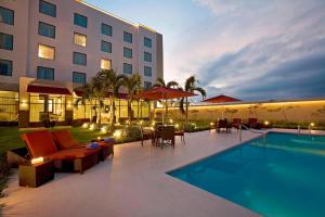 Bazén v ubytování Courtyard by Marriott Panama Metromall nebo v jeho okolí