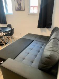 Posezení v ubytování Apartamento blanco y negro en el centro