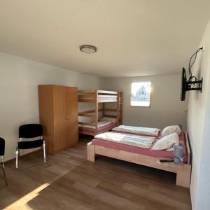 Postel nebo postele na pokoji v ubytování Ferienpark Buntspecht Apartment A