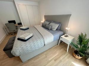 Un pat sau paturi într-o cameră la Modern Apartment with Spa and Pool