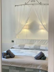 アルゲーロにあるBig Fish Alghero Guesthouseの白いベッド(枕2つ付)