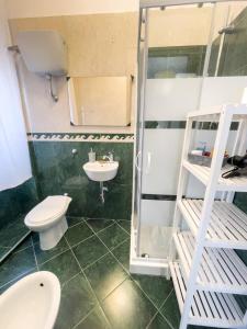 een kleine badkamer met een toilet en een wastafel bij Big Fish Alghero Guesthouse in Alghero