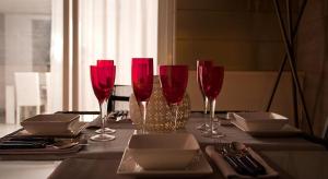 una mesa con copas de vino tinto en Malaga Andes Beach, en Málaga