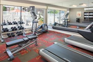 een fitnessruimte met verschillende loopbanden en crosstrainers bij Residence Inn Binghamton in Vestal