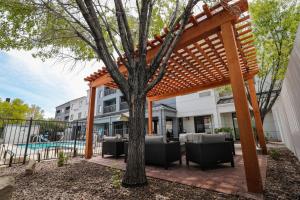 una pérgola de madera sentada junto a un árbol en Courtyard El Paso Airport en El Paso