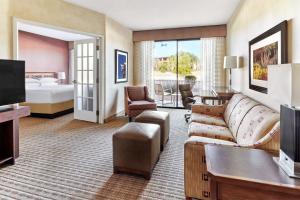 TV a/nebo společenská místnost v ubytování Scottsdale Marriott at McDowell Mountains