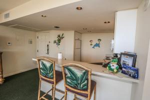 eine Küche mit 2 Stühlen und einer Arbeitsplatte in der Unterkunft Lovers Key Resort 308 in Fort Myers Beach