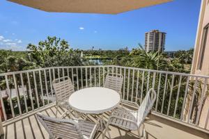 eine Terrasse mit einem Tisch und Stühlen auf dem Balkon in der Unterkunft Lovers Key Resort 308 in Fort Myers Beach