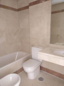 een badkamer met een toilet, een bad en een wastafel bij Casa Jilou in Mijas Costa