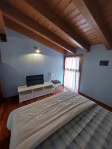 A bed or beds in a room at Les Maisons des Fleurs Még 19 kép