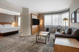 una camera d'albergo con letto e divano di Sheraton Suites Wilmington Downtown a Wilmington