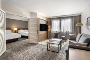 Postel nebo postele na pokoji v ubytování Sheraton Suites Wilmington Downtown + 37 fotografií