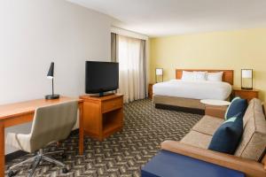 Habitación de hotel con cama y TV en Residence Inn Hartford Windsor en Windsor