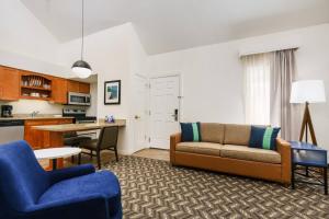 uma sala de estar com um sofá e uma mesa em Residence Inn Hartford Windsor em Windsor
