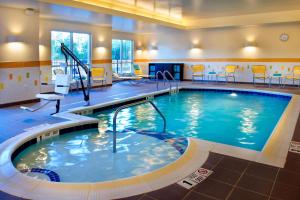 水鎮的住宿－萬豪沃特敦千島群島費爾菲爾德客棧，在酒店房间的一个大型游泳池